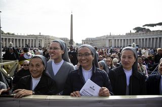 Tłumy na Placu Świętego Piotra. Papież Franciszek wzywa: „Nie stójmy w miejscu, szukajmy Zmartwychwstałego!” 