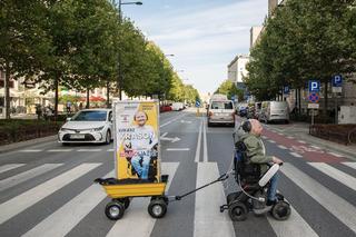 Łukasz Krasoń jeździ z przyczepką reklamową po Warszawie. Tak walczy o głosy wyborców 