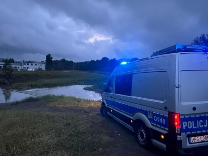 Małopolscy policjanci walczą z powodzią. W tych powiatach sytuacja wygląda najgorzej