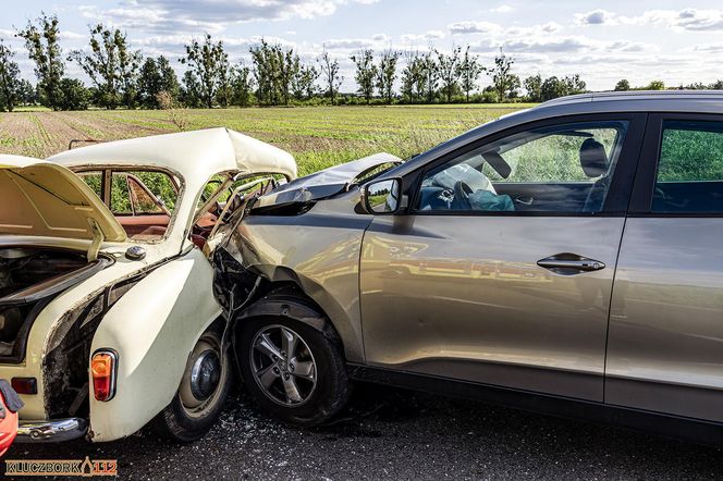 Wypadek śmiertelny pod Kluczborkiem. Zginęli kierowca i pasażer zabytkowej syreny