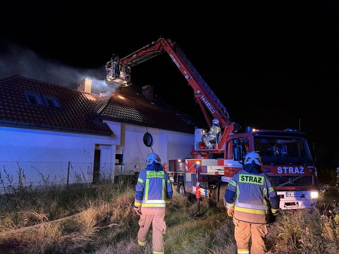 Dramatyczna akcja gaśnicza. W środku płonącego domu znaleźli zwęglone ciało