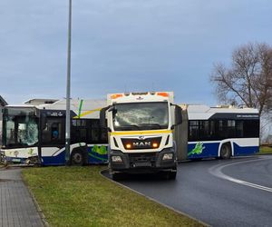 Groźny wypadek autobusu w Krakowie. Pojazd staranował ogrodzenie