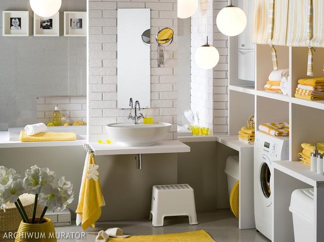 Żółte tekstylia w białej łazience
