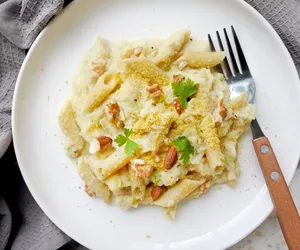 Makaron z pieczonym kalafiorem i czosnkiem. Kremowy, wegetariański comfort food