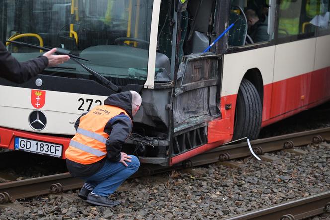 Poważny wypadek w Gdańsku. Zderzenie autobusu z tramwajem. Kilkunastu poszkodowanych