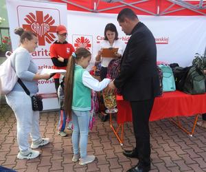Tornister pełen uśmiechów: plecaki dla dzieci – uchodźców