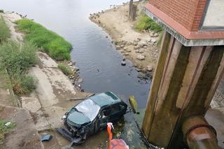 Auto przebiło barierki i wleciało do ujścia Trynki do Wisły w Grudziądzu