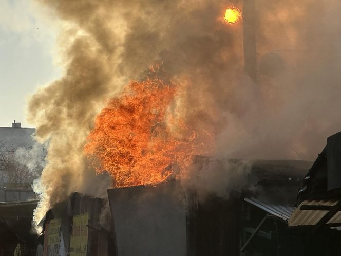 Pożar bazaru Różyckiego. Kłęby dymu nad historycznym targowiskiem