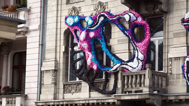 Instalacja amerukańskiej artystki Crystal Wagner na kamienicy przy Piotrkowskiej 29