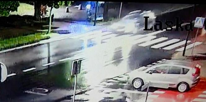 Zduńska Wola. 12-latka na hulajnodze potrącona na przejściu. W momencie wypadku nie miał kasku [ZDJĘCIA].