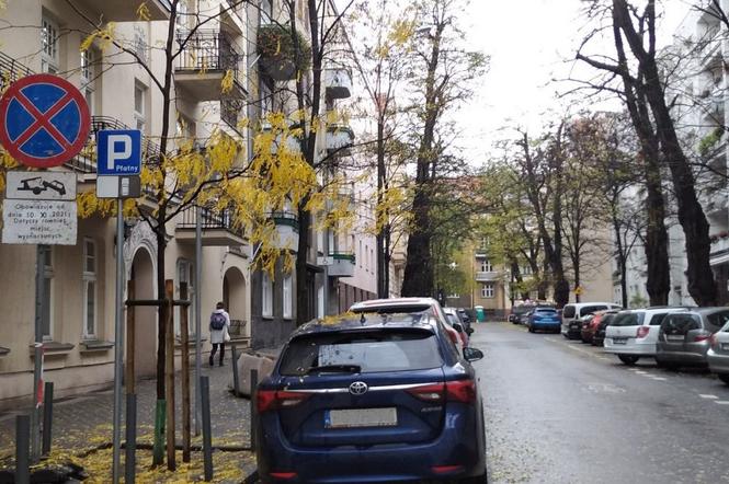 Stosowne oznakowanie o prowadzeniu prac i konieczności przeparkowania samochodów zostało zamontowane na poszczególnych ulicach