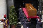 Kondukt żałobny przejechał przez Rzym. Ostatnia droga papieża Franciszka