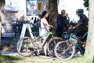 Ewa Drzyzga z mężem na rowerach. Operacje plastyczne nie są dla mnie!