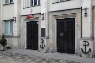 Symbole Polski Walczącej na ścianie siedziby Ministerstwa Klimatu i Środowiska w Warszawie