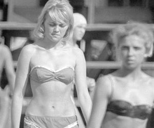 QUIZ PRL. Seksbomby znad Bałtyku. W czym opalały się nasze matki i babki? 15 pytań o plażowanie w stylu PRL