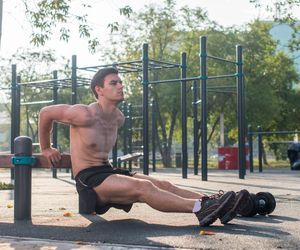 Najefektywniejsze ćwiczenia na triceps - z hantlami i bez sprzętu