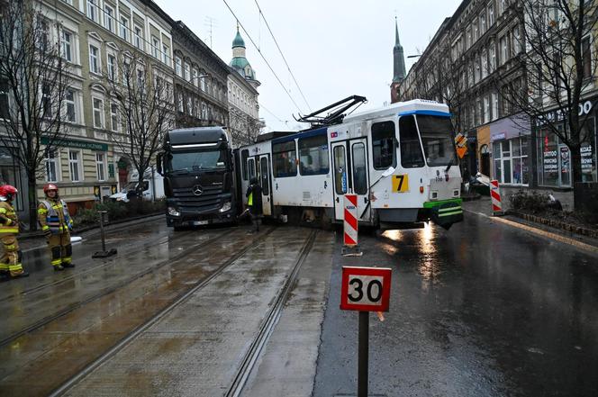 Ciężarówka zderzyła się z tramwajem