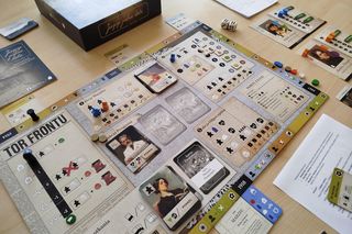 Planszówkę stworzyły Archiwa Państwowe, wykorzystując zbiory różnych placówek w Polsce, w tym także Siedleckiej.