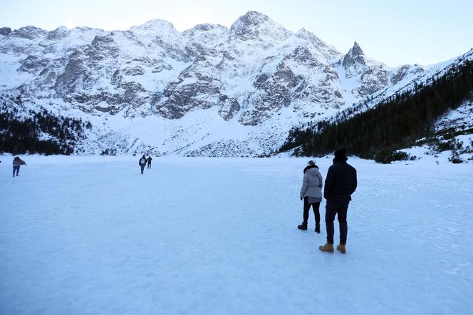 "Selekcja naturalna". Internauci bezlitośni dla ludzi, którzy wchodzą na  na Morskie Oko w czasie odwilży