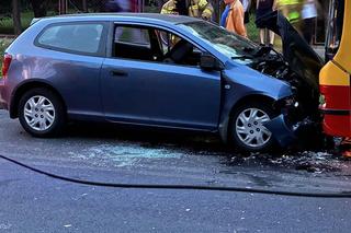 Czołowe zderzenie osobówki i autobusu miejskiego. Jedna osoba w stanie ciężkim