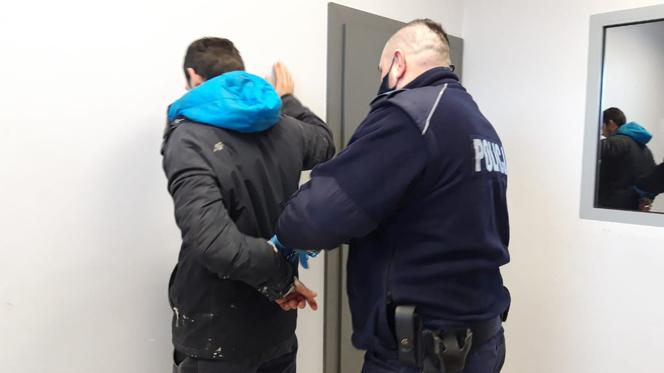 Rawicz. Przyszli do mieszkania 25-latka. Tam doszło do rozboju
