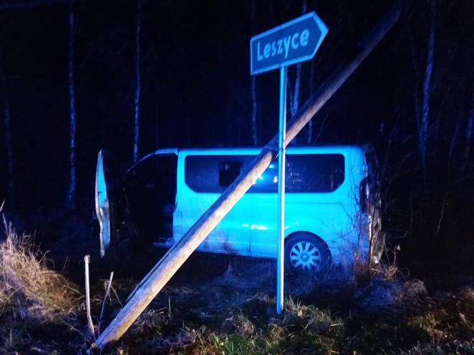 Wypadek w kierunku Leszyc. Kierowca uderzył w słup i uciekł z miejsca zdarzenia! [ZDJĘCIA]