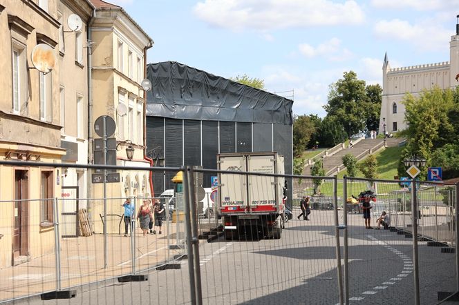 Przed sobotnim koncertem trwa budowa sceny na pl. Zamkowym w Lublinie