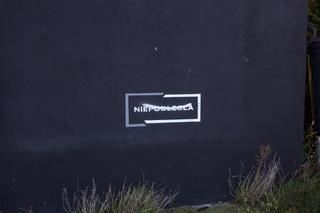 Zniszczono mural Wojciecha Korfantego. Namalowano na nim kibicowskie hasła