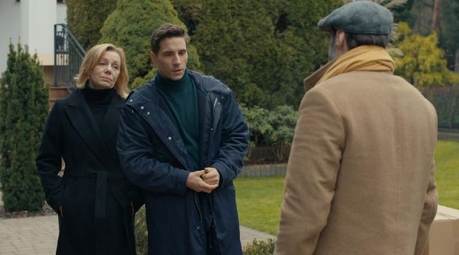 Barwy szczęścia, odcinek 3184. Wanda (Maja Barełkowska), Tomasz (Jakub Sokołowski), bezdomny (Grzegorz Falkowski)