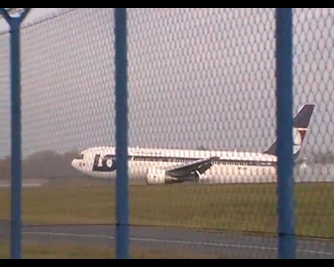 Awaryjne lądowanie Boeinga 767 na Okęciu - NOWE ZDJĘCIA