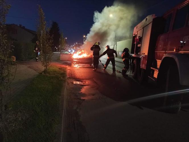 Audi roztrzaskane na drzewie, kolizja i pożar samochodu. Seria wypadków pod Toruniem