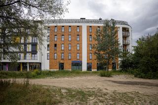 Poznań - Ksiądz otwiera kościół w bloku