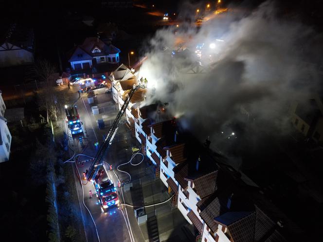 Ogromne kłęby dymu i płomienie. Cztery domy pod Piasecznem uległy uszkodzeniu w pożarze