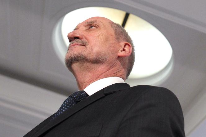 Żandarmeria Wojskowa WSTRZYMUJE ruch na ulicy, żeby Macierewicz mógł przejść