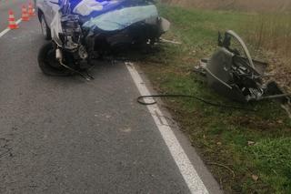 Ford roztrzaskał się na drzewie. 27-letni legniczanin zginął na miejscu