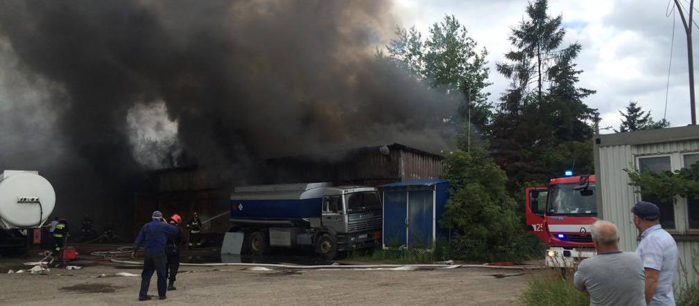 Kłęby dymu nad Krakowem: Pożar przy ul. Sołtysowskiej [ZDJĘCIA, WIDEO]