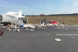 Karambol na trasie S7 pod Olsztynem - przepakowywali ładunek na pasie autostrady
