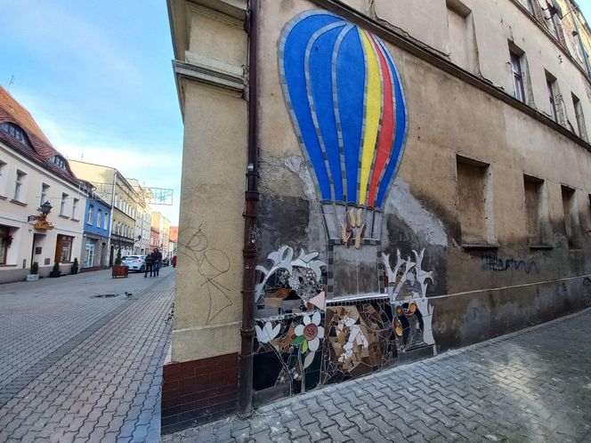 Balonowa mozaika w centrum Leszna gotowa. Prezydent podziękował uczniom i ich opiekunowi