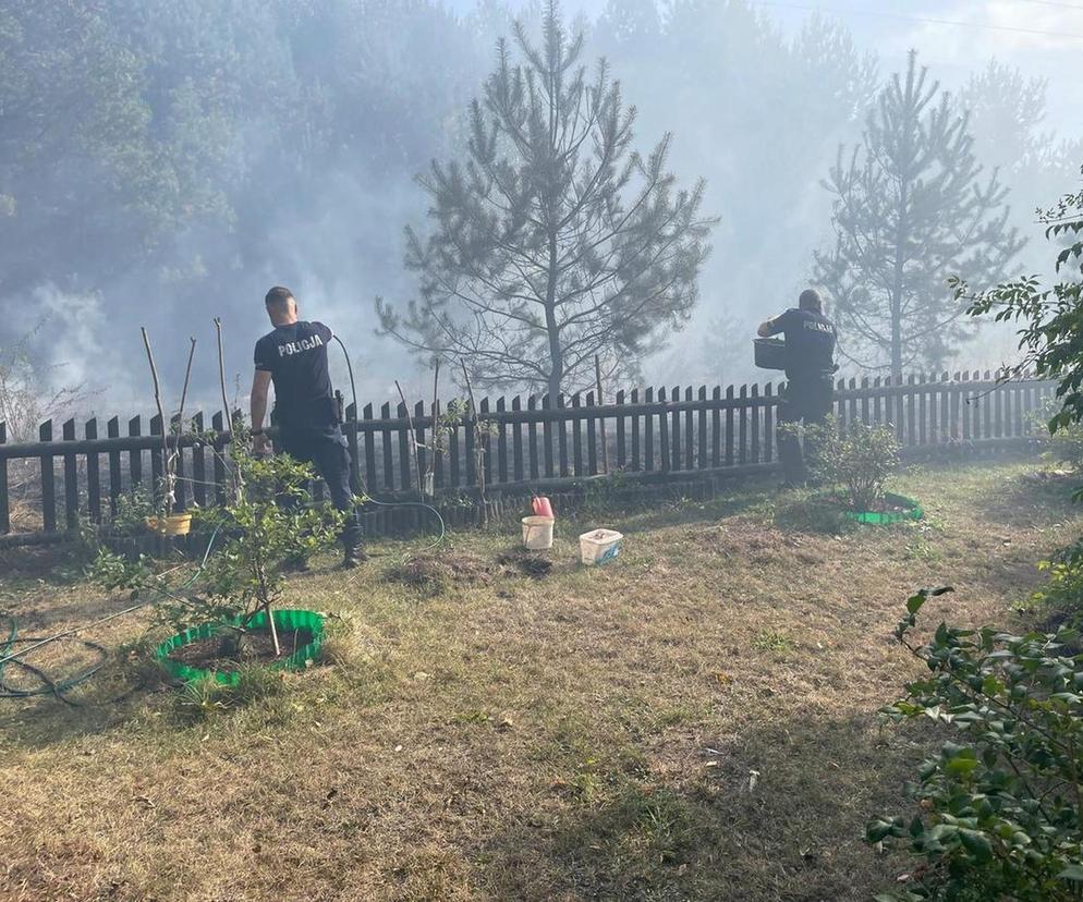 Pożar we wsi Budy. Policjant zauważył dym i ruszył na pomoc