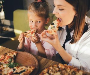 Dzień pizzy to święto łasuchów. Jak zrobić zdrową pizzę?