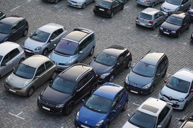 Rzeszów: Kopał samochody na parkingu przy Krakowskiej. Zatrzymał go policjant po służbie