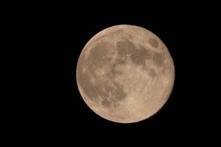 Ale Księżyc! Superpełnia w obiektywie mieszkańca Krakowa wbija w fotel [ZDJĘCIA]