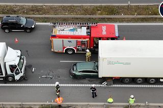 Osobówka wbiła się między dwa tiry. Dramatyczny wypadek na S8