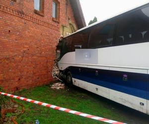 Koszmarny wypadek na DK 25 pod Bydgoszczą! Autobus wbił się w dom [ZDJĘCIA]