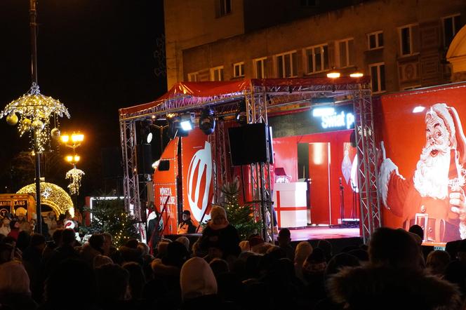 Ciężarówka Coca-cola w Białymstoku! Świąteczna atrakcja przyciągnęła tłumy mieszkańców na Rynek Kościuszki