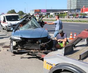 Wypadek w Alejach Jerozolimskich. Samochód uderzył w autobus. Kierowca osobówki nie żyje