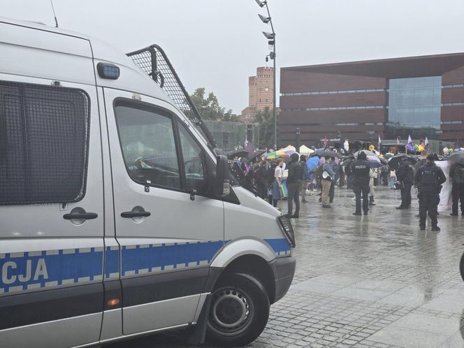 Wystartował Wrocławski Marsz Równości. Na trasie pojawili się przeciwnicy 