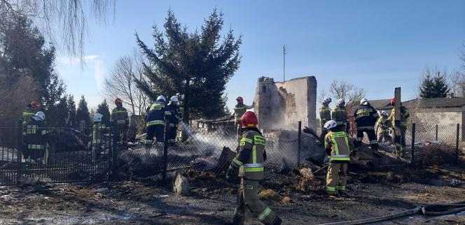 Dom jednorodzinny zawalił się pod Białobrzegami! W środku martwy mężczyzna [ZDJĘCIA]