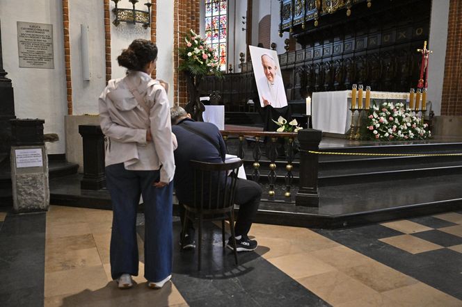 Warszawa żegna papieża Franciszka. Poruszające wpisy w Archikatedrze
