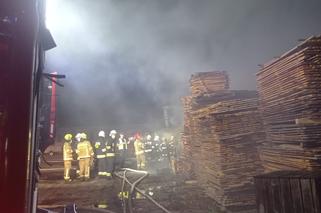 Pożar tartaku w Kucach. Ogień gasiło kilkudziesięciu strażaków. Straty są ogromne [ZDJĘCIA]